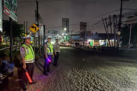 Polres Metro Tangerang dirikan 10 posko awasi truk tambang melintas
