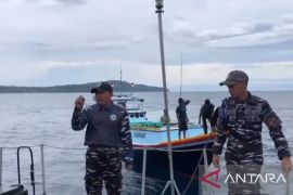 Kodaeral Ambon evakuasi kapal nelayan rusak mesin di perairan Maluku
