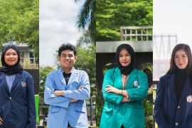 Kisah empat anak muda Desa Pelapis jadi sarjana pertama hingga peneliti laut