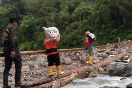 Antarkan bantuan, Relawan Kota Tangerang rela susuri sungai