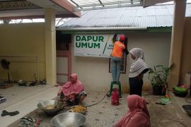 Baznas Agam bangun dapur umum untuk bantu warga terdampak banjir Maninjau