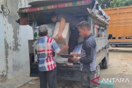 Relawan NTB mendistribusikan 600 paket bantuan banjir di Aceh Utara