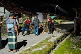 Polda Maluku buka blokade jalan di Desa Liang yang dilakukan orang tidak dikenal