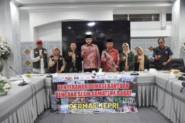 Wali Kota Padang terima bantuan Germas Kepri dan Panitia Natal Oikumene untuk korban banjir dan longsor