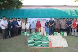 Jelang HAB ke 80, Kemenag Aceh Besar santuni 50 keluarga fakir miskin