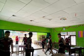 Polri berikan layanan pengobatan gratis dan bersihkan sekolah di Palembayan Agam