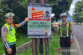 Polres Situbondo pasang banner imbauan di titik rawan kecelakaan