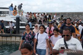 Puluhan ribu wisatawan padati Pelabuhan Sanur saat masa liburan Natal dan Tahun Baru