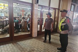 Polresta Banyumas melakukan pengamanan gereja selama Operasi Lilin 2025