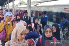 KAI Daop 3 Cirebon mencatat lonjakan jumlah penumpang menjelang tahun baru