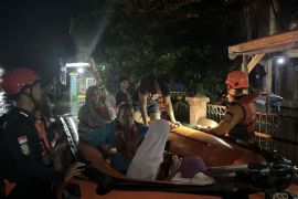 SAR evakuasi ibu dan balita terjebak banjir di Martapura