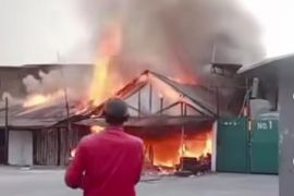 Gudang ekspedisi di Rawa Buaya Jakbar terbakar pada Minggu pagi