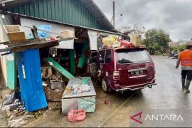 Bupati Balangan perintahkan dinas terkait segera perbaiki rumah korban banjir