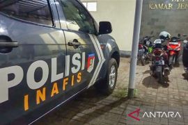 Di Situbondo, Polisi amankan lima hanphone atas dugaan pembunuhan satu keluarga