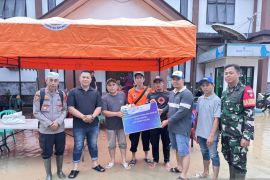 Bank Kalsel bantu korban banjir bandang di Balangan