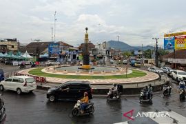 Volume kendaraan jalur Puncak Cianjur meningkat, papan peringatan ditambah