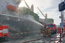 Belasan unit damkar padamkan kebakaran kapal di Tanjung Perak Surabaya