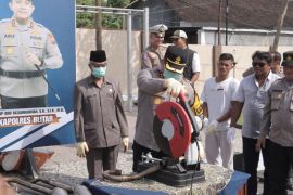 Polres Blitar musnahkan ribuan botol minuman keras dan puluhan knalpot