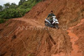 Melintasi jalan longsor di Padang Pariaman