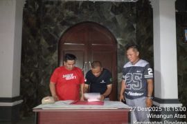 Pelaksana IPA Lotta Pineleng serahkan bantuan bagi warga Winangun Atas