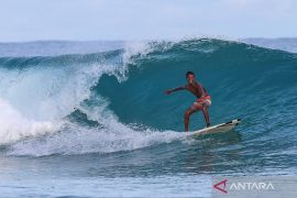 Musim ombak tinggi, anak-anak berlatih selancar di Pantai Batu Kotak Manokwari