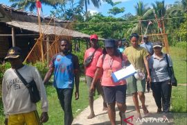 Jembatan kayu dan mesin perahu warga Waituku dibeli dari dana bantuan YPMAK