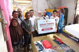 Melati serahkan mesin kapal untuk nelayan Toboali