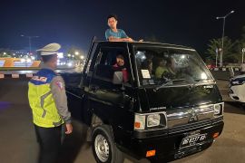 Ditlantas Polda Malut tertibkan angkutan barang angkut penumpang lewat edukasi dan penindakan