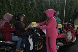 Bhayangkari bagikan makanan gratis kepada pemudik di Pelabuhan Bakauheni