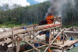 Polda Riau dan jajaran musnahkan 772 rakit PETI sepanjang 2025