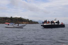 Tim SAR menggandeng nelayan cari korban kecelakaan kapal di Labuan Bajo