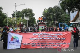Demo buruh di Jakarta, polisi bagikan mineral dan roti