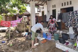 Dua hari pasca banjir bandang, warga Tebing Tinggi masih berjibaku bersihkan rumah