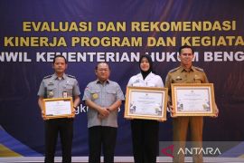 Gelar evaluasi dan rekomendasi kinerja tahun 2025, Kanwil Kemenkum Bengkulu serahkan piagam penetapan dan penghargaan dari Menkum