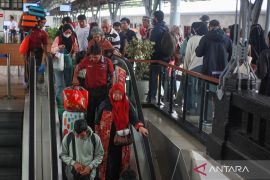 Sejumlah perjalanan KA Jarak Jauh berhenti di Stasiun Jatinegara hari ini dan besok
