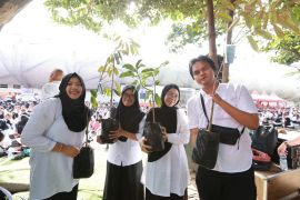 Ribuan PPPK Paruh Waktu Banyuwangi sumbang bibit pohon untuk reboisasi