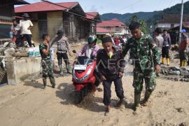 Dampak banjir bandang susulan di Maninjau
