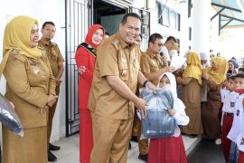 Pemkot Pariaman salurkan perlengkapan sekolah untuk 100 siswa terdampak banjir dan kurang mampu