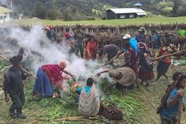 Prajurit TNI Satgas Yonif 511/DY-warga Balingga gelar bakar batu sambut Tahun Baru
