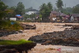 Air sungai Batang Air Dingin di Padang kembali meluap