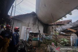 Terbawa puting beliung, sayap pesawat timpa dan hancurkan rumah warga di Bogor