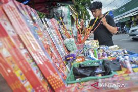 Omzet penjualan petasan dan kembang api menurun
