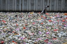 Sampah menumpuk di Kali Dadap Tangerang