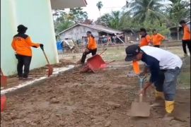 ASN Aceh bersihkan sekolah terdampak bencana kejar KBM 5 Januari 2026