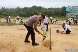 Polres Bangka Barat tanam 500 bibit pohon di lahan bekas tambang