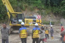 Atas arahan Presiden Prabowo, Kementerian PU bergerak cepat tangani jalan nasional terdampak bencana di Tapsel