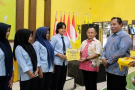 Anggota DPRD Jatim salurkan bantuan biaya pendidikan