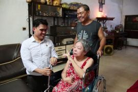 Anggota DPRD Jatim salurkan kursi roda untuk kelompok rentan di Surabaya