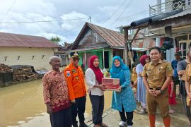 Warga Desa Kapar terdampak banjir terima bantuan