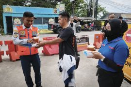 Jurnalis Garut gelar aksi berbagi untuk petugas pengamanan Nataru